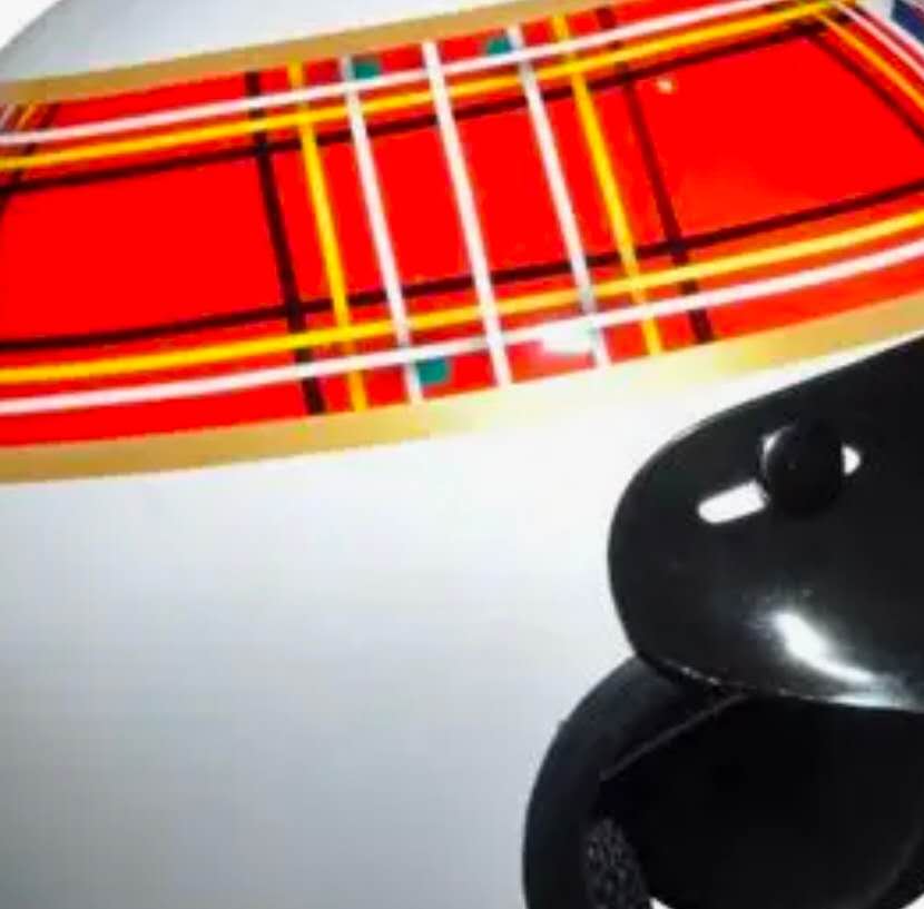 White with 热点（tartan）stripe